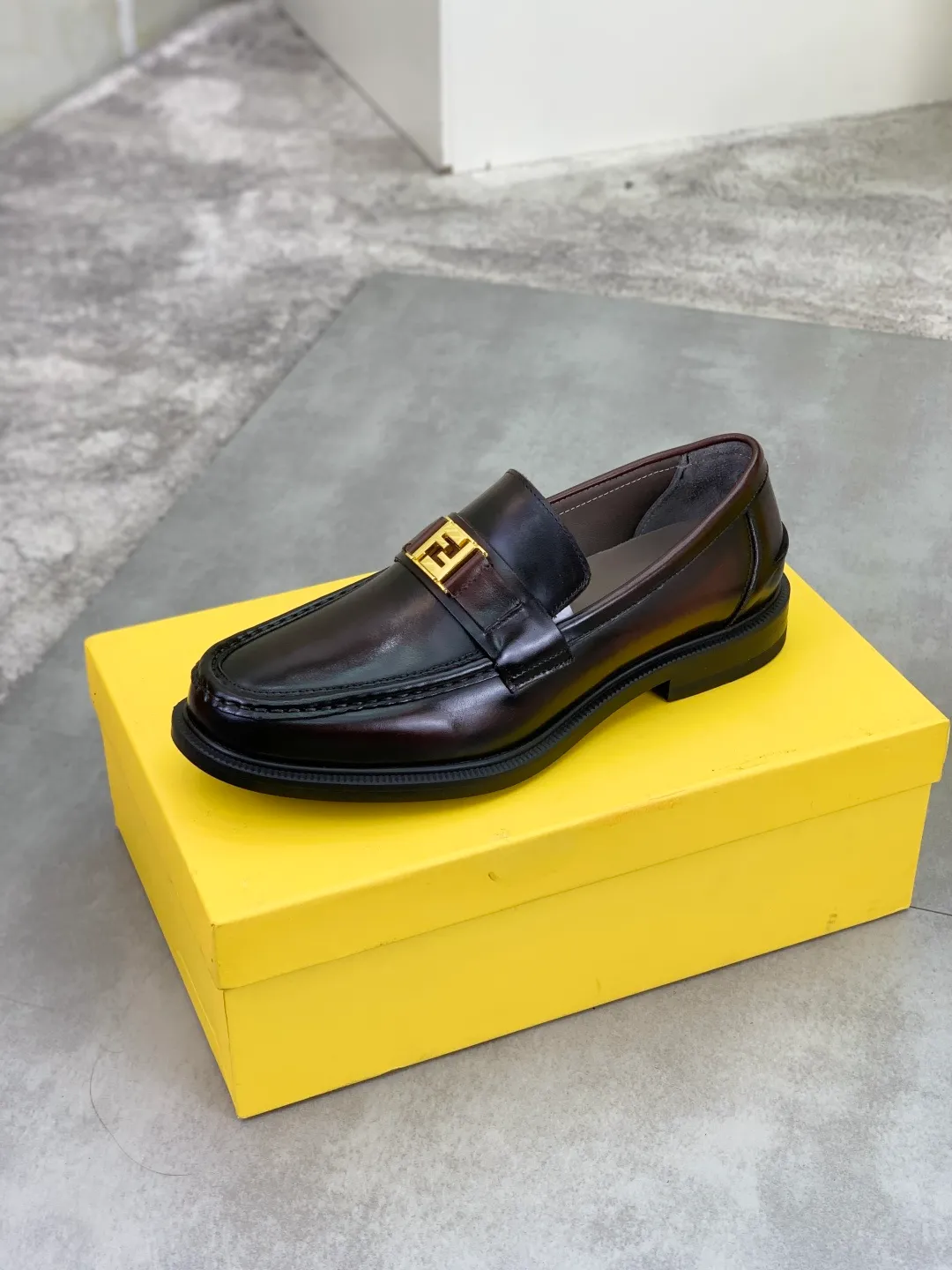 ​Men's shoes 💰P480💰[New model] Water dyed cowhide 🆘 The latest FENDI (Fendi) new casual leather shoes 🕶️🕶️Simple routing effect, showing an elegant and cool driving shoe 🎬Made of Italian 🇮🇹 imported calfskin + first-layer water-dyed cowhide lining🐂Excellent material🎬Detailed workmanship 🤗Comfortable foot feel➰➰. ​Pair it with any outfit to show your taste and temperament, low-key luxury ♻️Design ​simple and elegant ​noble and fashionable 🍃​Very loved and favored by trendy men 💓❤️Size: 38-44 2⃣️colors available